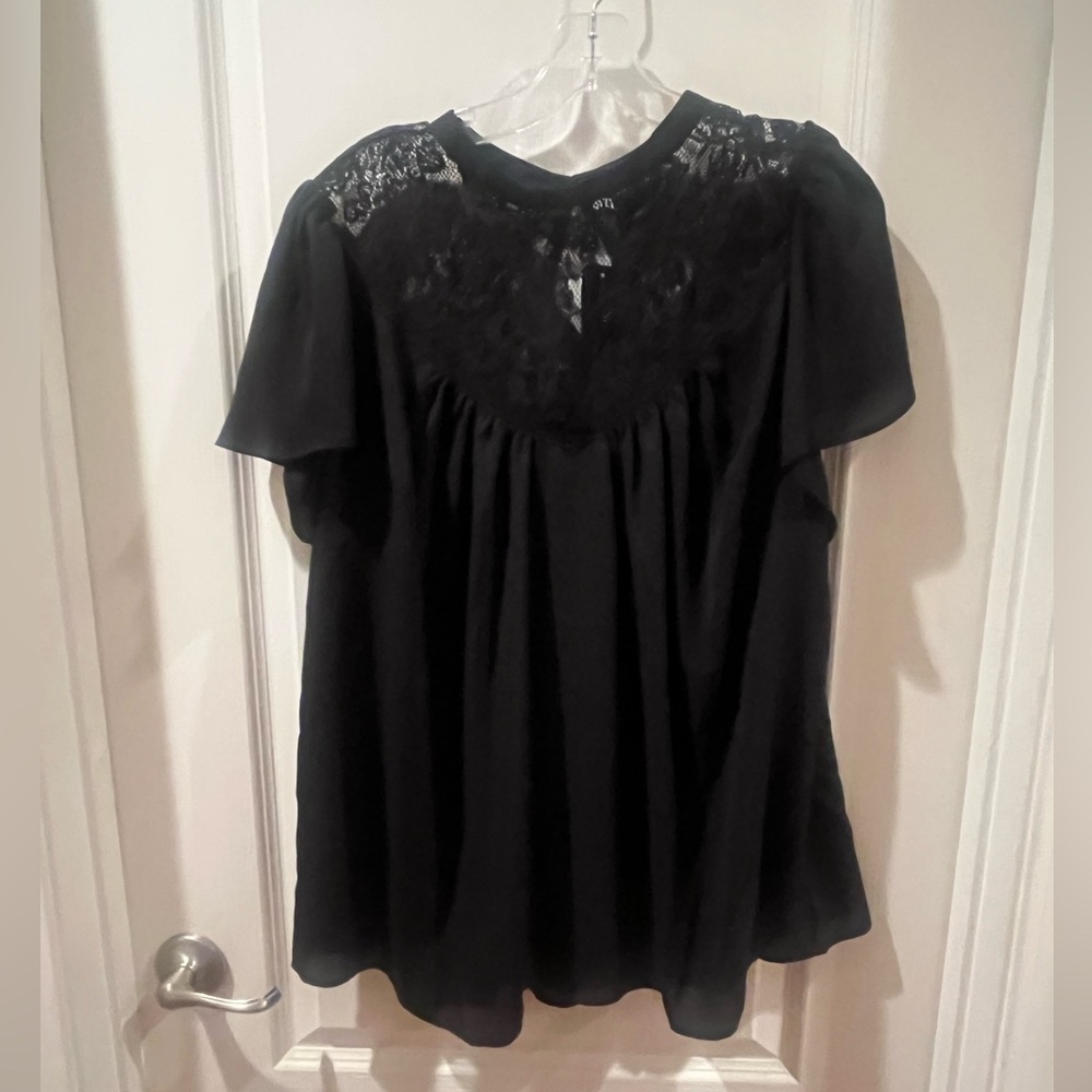 Women’s blouse with lace
